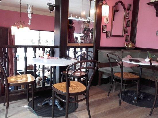 Omas Kaffee- und Weinstube